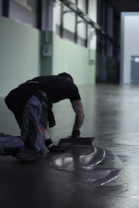 polaganje samorazlivnega epoksi tlaka